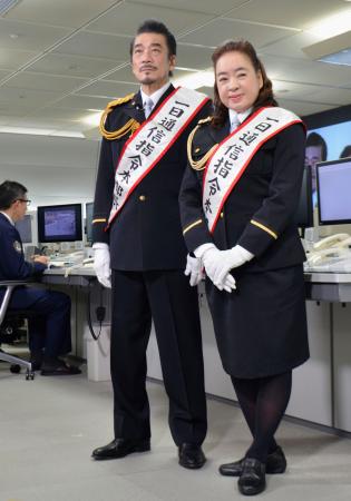 一日通信指令本部長に就任した、宇崎竜童さんと阿木燿子さん夫妻=10日午前、警視庁本部