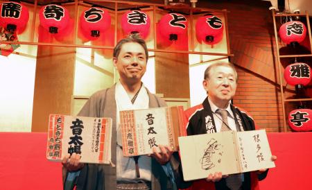 「もとまち寄席恋雅亭」の終了を発表した、世話人の桂春蝶さん(左)と代表の吉村高也さん=10日午後、神戸市