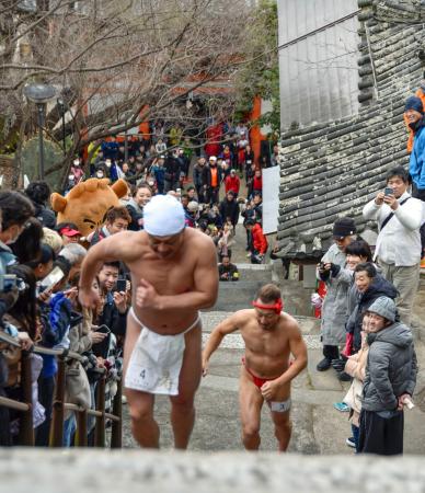 和歌山市の紀三井寺で開かれた石段を駆け上がるタイムを競う「福開き速駈詣り」=13日
