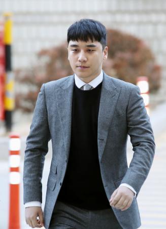 13日、ソウル中央地裁に出頭した「BIGBANG」の元メンバーのイ・スンヒョン氏(聯合=共同)