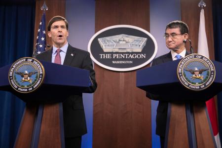 エスパー国防長官(左)と米国防総省で共同記者会見に臨む河野防衛相=14日、ワシントン(AP=共同)
