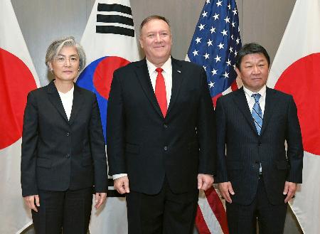 会談で記念撮影する(左から)韓国の康京和外相、米国のポンペオ国務長官、茂木外相=14日、サンフランシスコ郊外(外務省提供・共同)