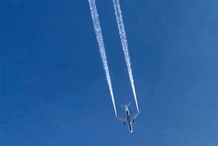 燃料を放出するデルタ機(AP=共同)