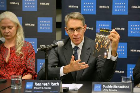 記者会見する国際人権団体ヒューマン・ライツ・ウオッチのケネス・ロス代表=14日、米ニューヨークの国連本部(共同)