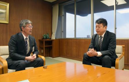 東電の小早川智明社長(右)と面会する新潟県柏崎市の桜井雅浩市長=15日午前、柏崎市役所