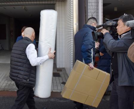 広島地検による家宅捜索で、河井案里参院議員の事務所に向かう係官ら=15日午前11時25分、広島市