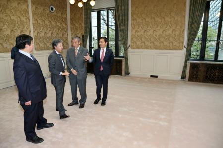壁が取り払われ、広くなった立民と国民の衆院控室間を見る立憲民主党の安住国対委員長(手前から2人目)ら=15日午前、国会