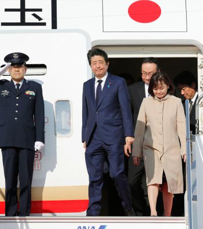 中東歴訪を終え、帰国した安倍首相と昭恵夫人=15日午後、羽田空港