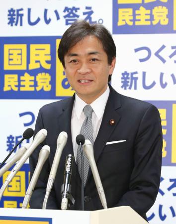 国民民主党の両院議員懇談会であいさつする玉木代表=15日午後、東京・永田町の党本部