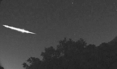 大阪府で観測された流星=2017年4月(国立天文台の春日敏測特別客員研究員提供)