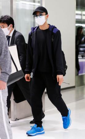 帰国したバドミントン男子の桃田賢斗選手=15日午後、成田空港