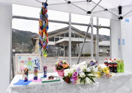 津久井やまゆり園に設置された献花台=2019年12月26日、相模原市緑区