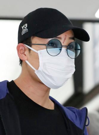 帰国したバドミントン男子の桃田賢斗選手=15日午後、成田空港