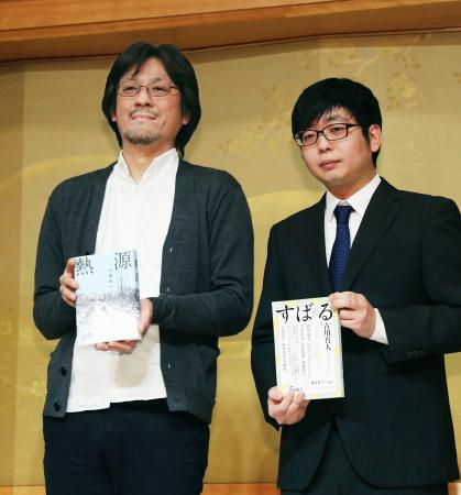 第162回芥川賞に決まった古川真人さん(右)と直木賞に決まった川越宗一さん=15日夜、東京都内のホテル