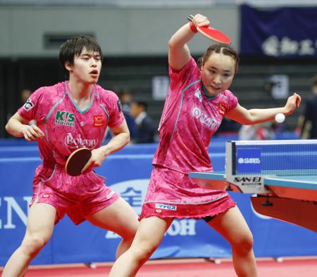 混合ダブルスで準決勝進出を決めた森薗(左)、伊藤組=丸善インテックアリーナ大阪