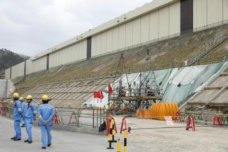 東北電力女川原発で建設中の防潮堤=2019年4月、宮城県女川町