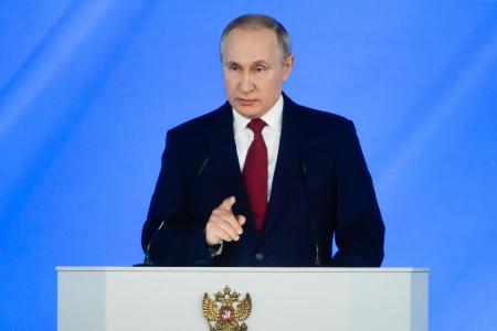 15日、モスクワで年次報告演説をするロシアのプーチン大統領(タス=共同)