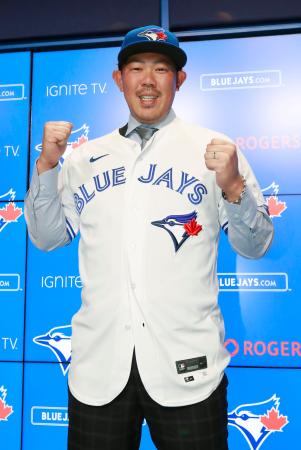 米大リーグ、ブルージェイズの入団会見で、ポーズをとる山口俊投手=15日、トロント(共同)