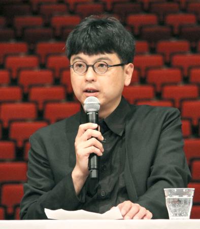 「ロームシアター京都」の新館長に就任することが決まり、記者会見する三浦基さん=16日午後、京都市