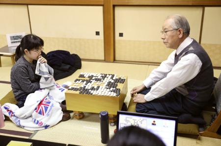 第76期本因坊戦予選Bで羽根泰正九段(右)との65歳差対決に敗れた仲邑菫初段=16日午後、名古屋市の日本棋院中部総本部