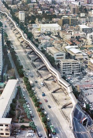 阪神大震災で倒壊した阪神高速道路神戸線=1995年1月17日、神戸市東灘区