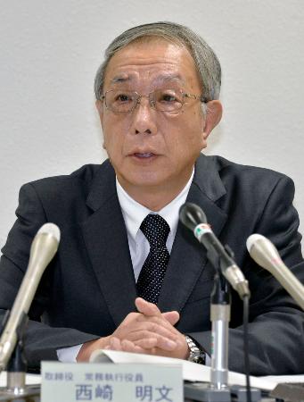広島高裁の仮処分決定を受けて記者会見する四国電力の西崎明文常務=17日午後、高松市