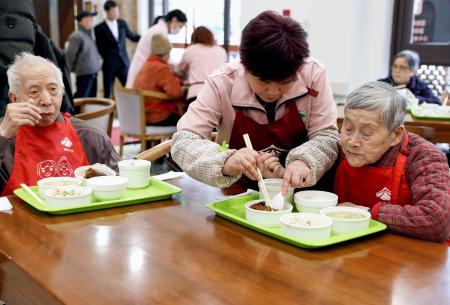 介護施設で昼食をとるお年寄り=2日、中国・上海(新華社=共同)