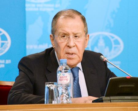 17日、モスクワのロシア外務省で記者会見するラブロフ外相代行(共同)