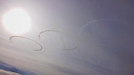 航空自衛隊の「ブルーインパルス」によって描かれた三つの輪=17日、宮城県東松島市(@_aerさん撮影)