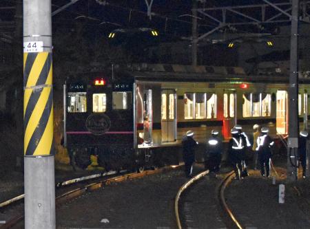 脱線し、先頭車両が反対側の線路に乗り上げた福島交通飯坂線の電車=17日午後7時41分、福島市
