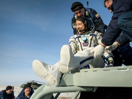 地球に帰還を果たした女性飛行士のクリスティーナ・コックさん=6日、カザフスタン(NASA提供・共同)