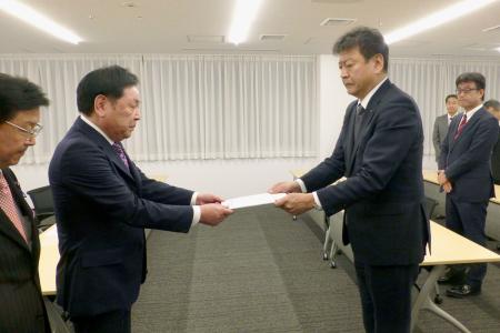 東京電力の小早川智明社長(手前右)に東通原発の早期工事再開を要望する青森県東通村の越善靖夫村長=13日午前、東京都千代田区