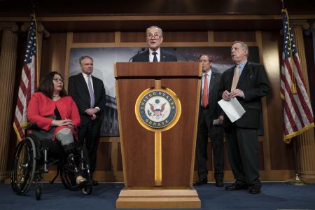 13日、米ワシントンで記者会見するシューマー上院院内総務(ゲッティ=共同)