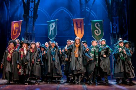 「ハリー・ポッターと呪いの子」のロンドン版舞台(Harry Potter and the Cursed Child London2019―20,photo credit Johan Persson)