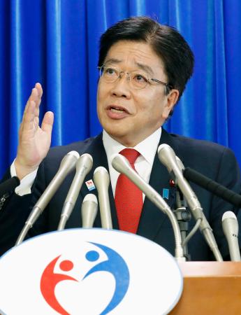 新型コロナウイルスについて記者会見する加藤厚労相=14日午前、厚労省