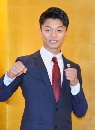 WBOフライ級王座決定戦への挑戦を発表し、撮影に応じる中谷潤人=14日、東京都内のホテル