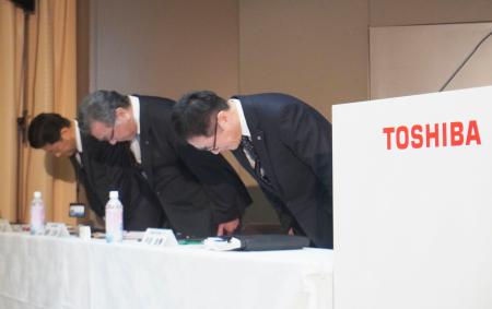 子会社の架空取引を謝罪する東芝の豊原正恭執行役専務(中央)ら=14日午後、東京都港区