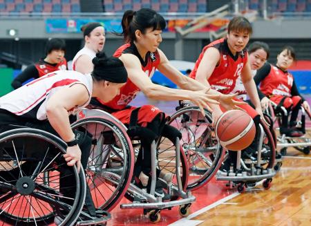 カナダ戦で競り合う清水(手前左から2人目)=丸善インテックアリーナ大阪