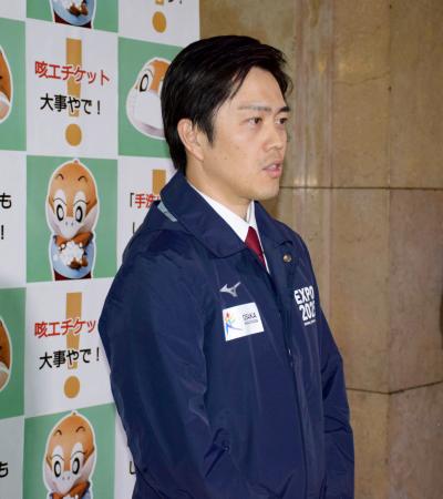 取材に応じる大阪府の吉村洋文知事=14日午後、大阪府庁