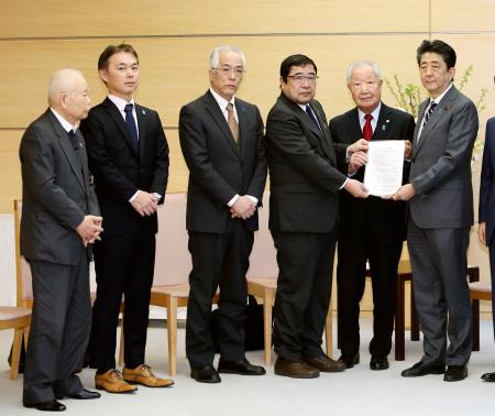 安倍首相(右端)と面会した拉致被害者家族会の飯塚繁雄代表(右から2人目)、有本明弘さん(左端)ら=14日午後、首相官邸