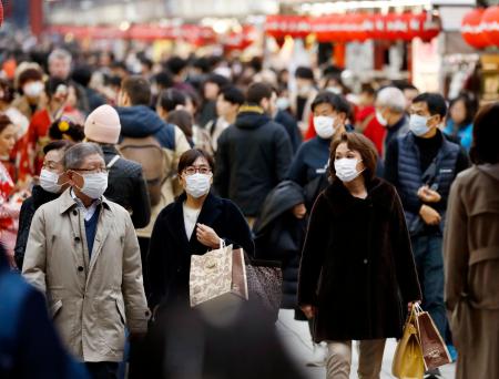 マスクをして観光する人たち=14日午後、東京・浅草