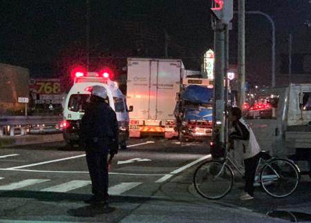 トラックなどが衝突した事故現場=14日午後、兵庫県たつの市(近隣住民提供)