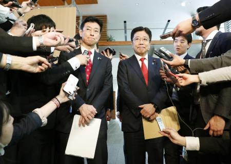 首相官邸で取材に応じる西村経済再生相(左)と加藤厚労相=26日午後