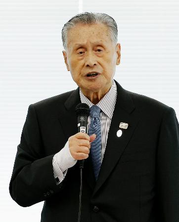 東京五輪・パラリンピックの延期が決まったことを受け開かれた再スタート本部の初会合であいさつする組織委の森喜朗会長=26日午後、東京都中央区