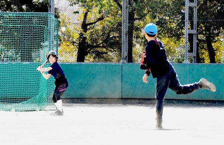 開放されたグラウンドで野球をする子どもたち=21日、川崎市麻生区