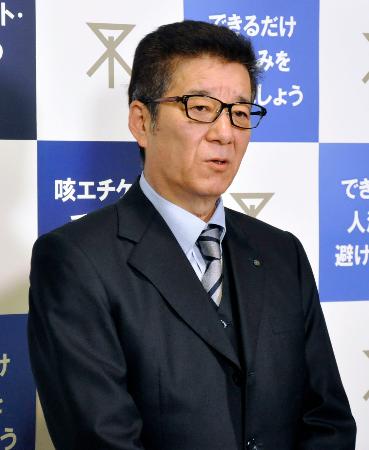 大阪市議会で来年度の市立小中学校の給食費を無償化する条例が成立し、取材に応じる松井一郎市長=26日午後、大阪市役所