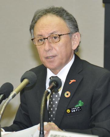 最高裁判決を受け、記者会見する沖縄県の玉城デニー知事=26日午後、沖縄県庁