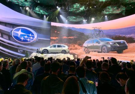 2019年4月、ニューヨーク国際自動車ショーで、大勢の報道陣らが集まったSUBARU(スバル)の発表会場(共同)
