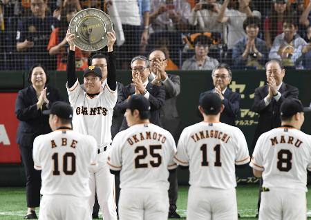 昨年のセ・リーグクライマックスシリーズに勝利し喜ぶ巨人の選手たち=2019年10月、東京ドーム