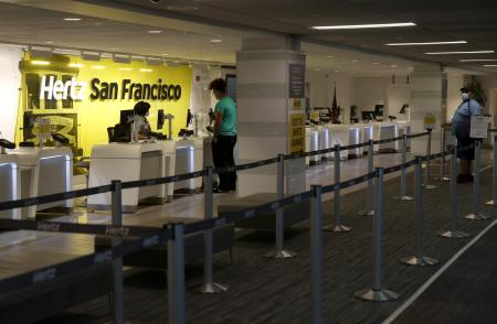 米サンフランシスコの空港にあるハーツのカウンター=4月30日(ゲッティ=共同)